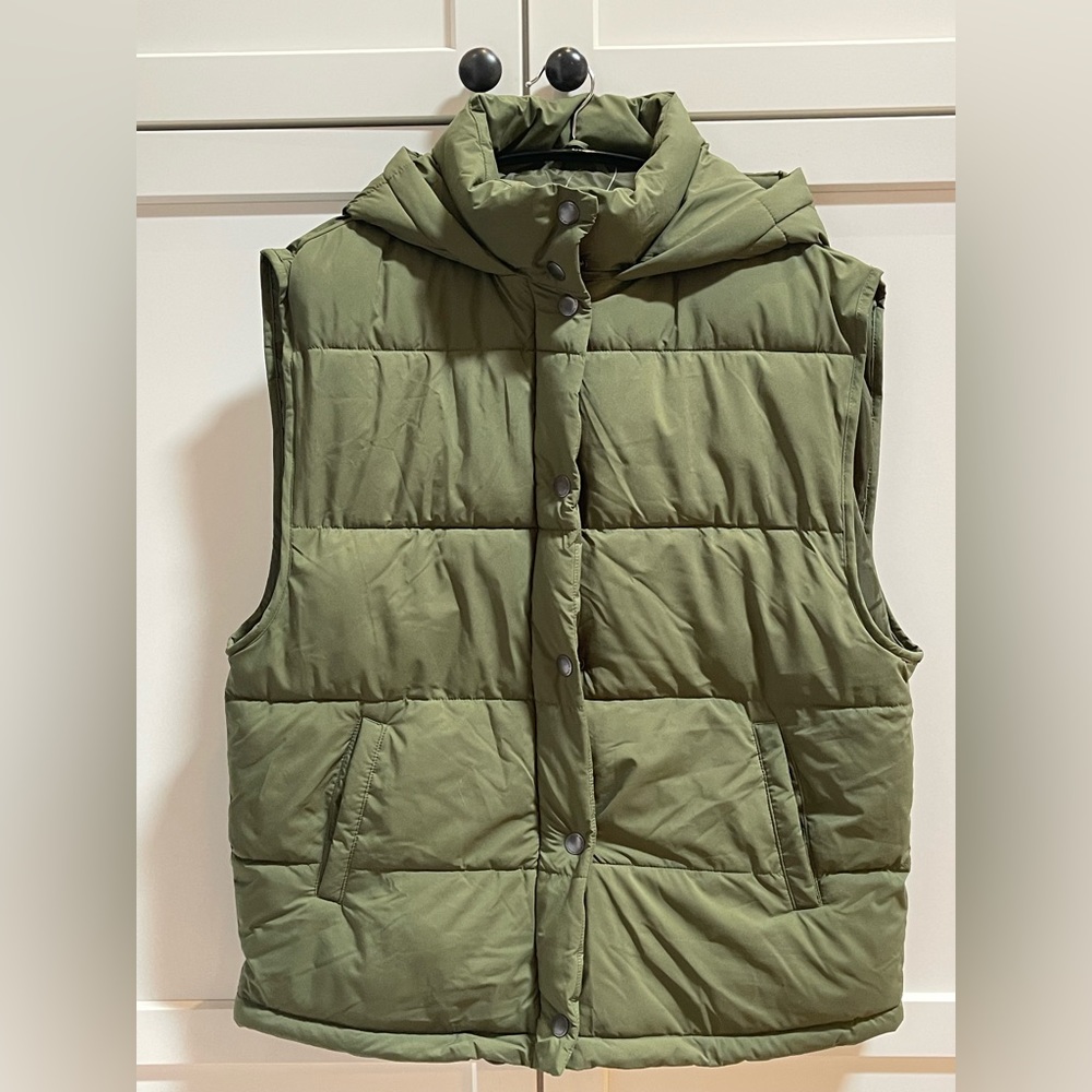 NWT AE Hooded Puffer Vest